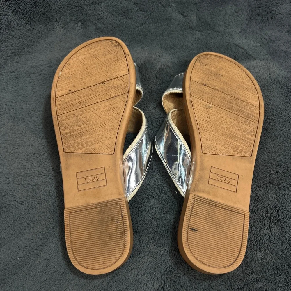 TOMS Youth Metallic Silver Cross Strap Slide Sandals Size 2 10011513